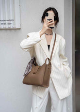 حقيبة كنف نسائية لون بني فاتح حجم متوسط بشريط ستان - KSA